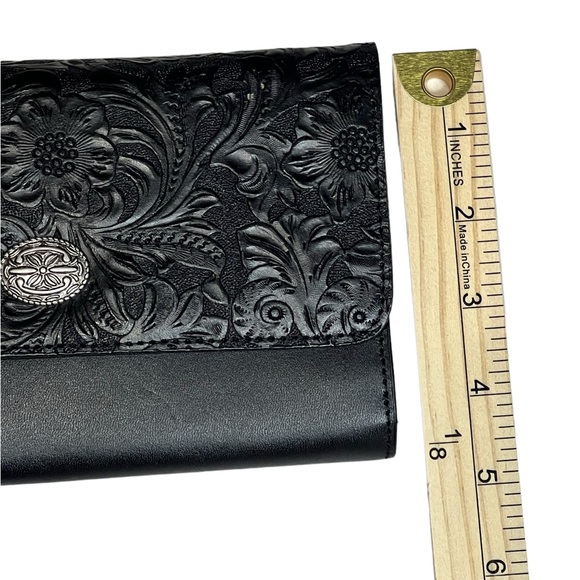 Minnetonka tooled leather embossed wallet in Black with card holders - Picture 3 of 13